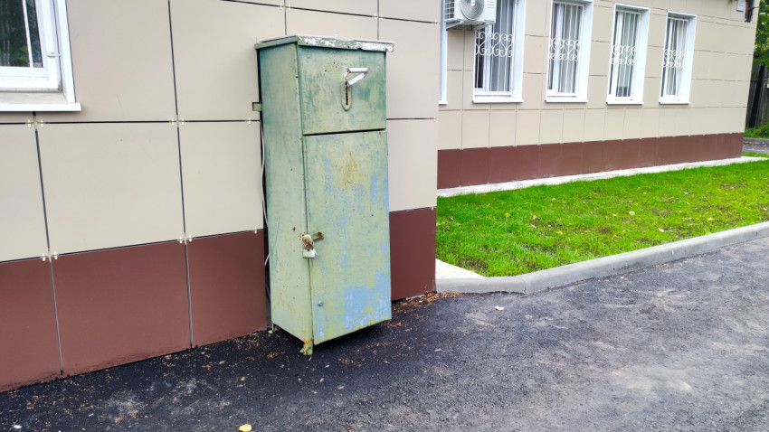 Уличный электрощит у фасада здания