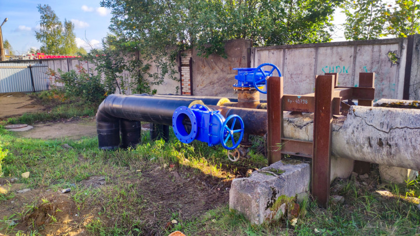 Узел трубопровода с арматурой и запорными клапанами