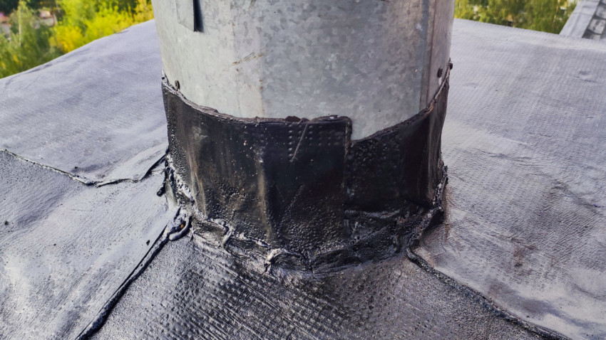 Узел герметизации кровли вокруг металлической трубы