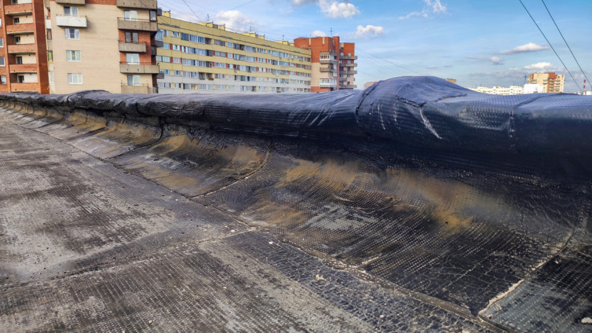 Парапет с битумной гидроизоляцией на кровле жилого здания