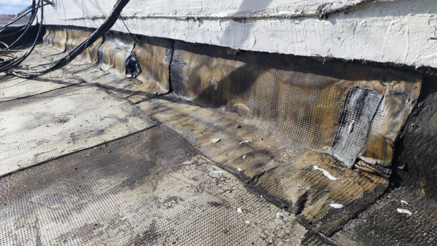 Стык рулонного покрытия и стены на кровле здания