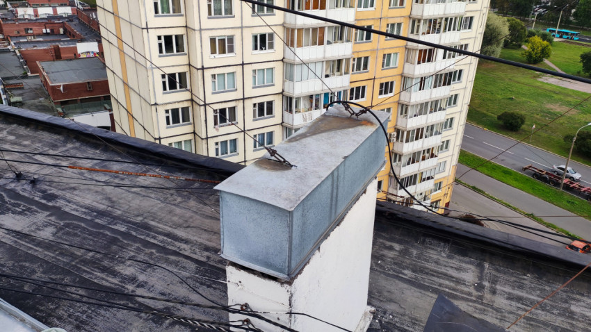 Вентиляционный короб на кровле жилого дома