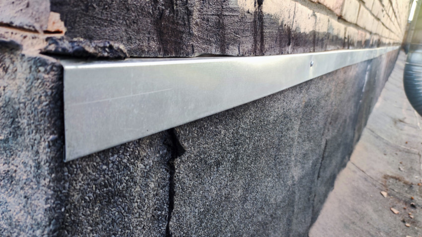 Металлическая планка примыкания на кровле крупным планом