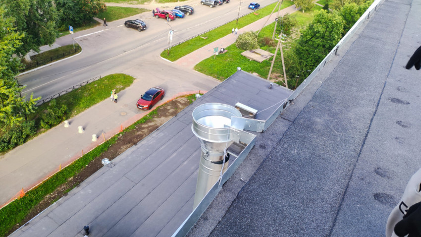 Водосточная система на крыше здания, вид сверху на улицу