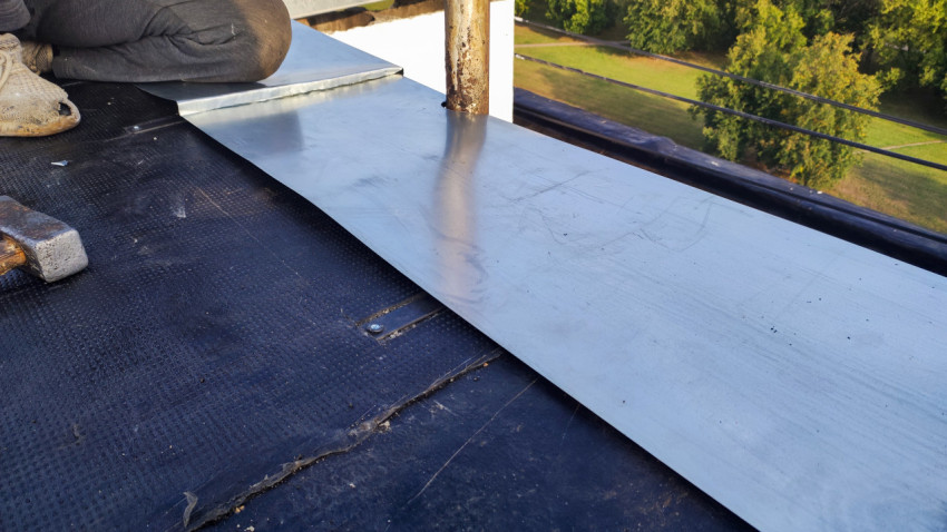 Монтаж металлических листов на кровле с элементами примыкания