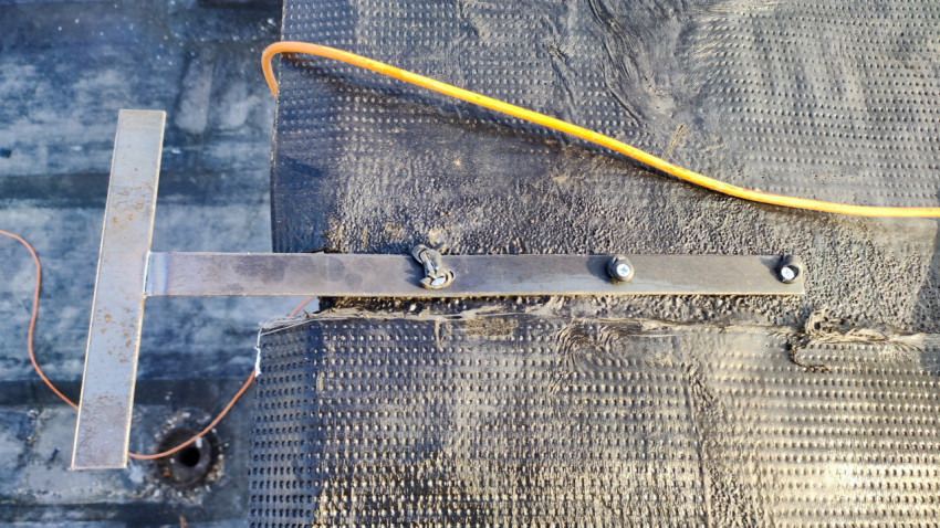 Крепление металлических планок на кромке плоской кровли