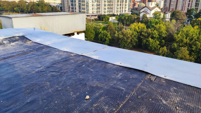 Кровельный парапет с металлическим нащельником и битумным покрытием