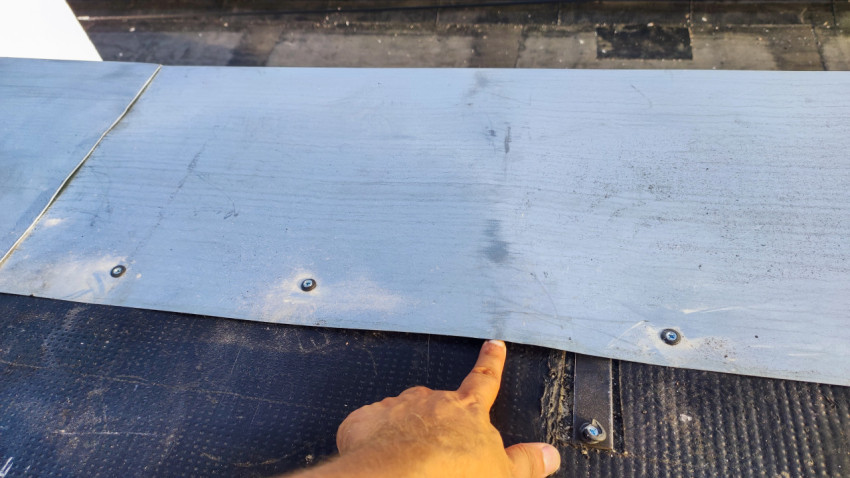 Проверка соединения нащельника и гидроизоляционного слоя кровли