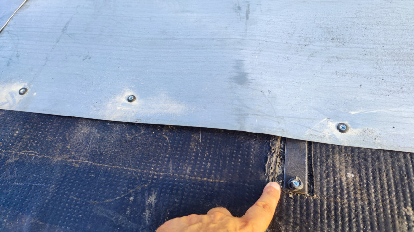 Крепление металлического нащельника к парапету плоской кровли