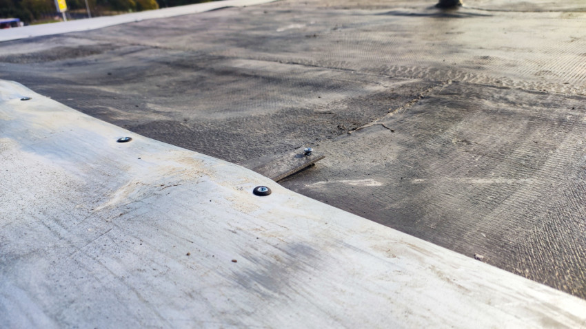 Крепление нащельника к кровельному покрытию на парапете