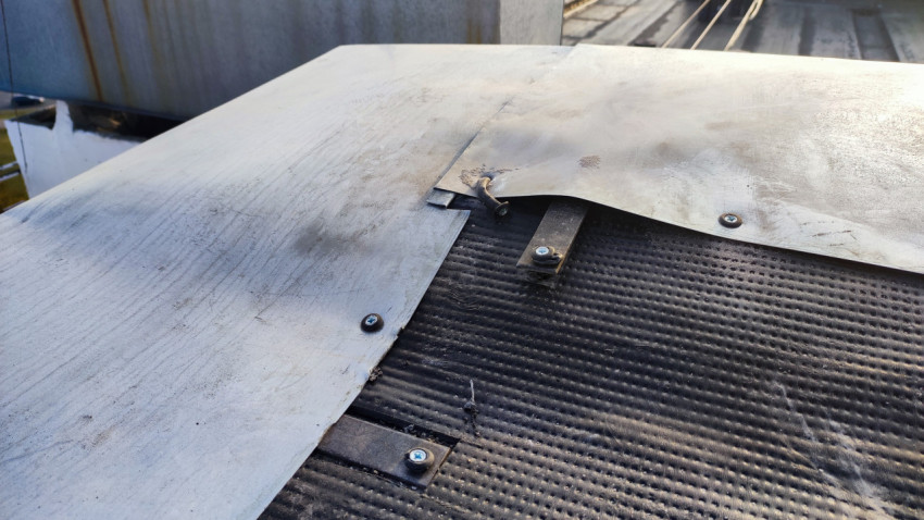 Повреждение металлического нащельника на парапете плоской кровли