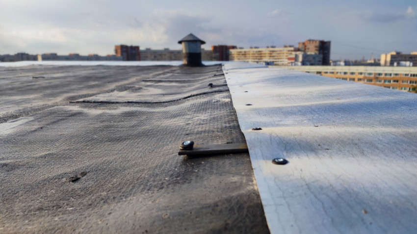 Парапет с металлическим нащельником и кровельным покрытием из рулонного битума