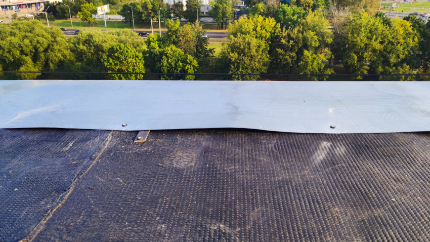 Металлический нащельник на парапете кровли с битумным покрытием