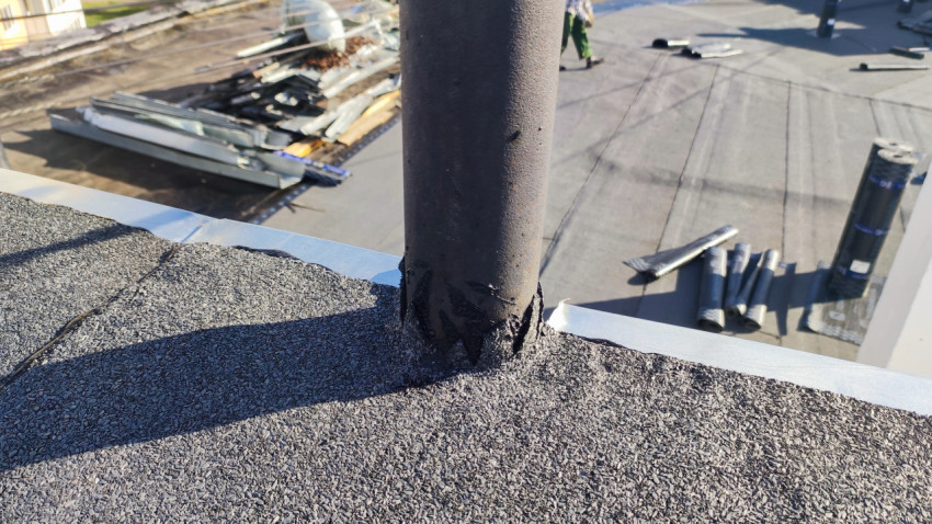 Узел примыкания трубы к кровле на плоской крыше