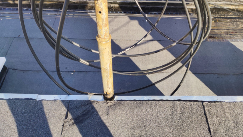 Проход кабеля через кровлю с уплотнением герметиком