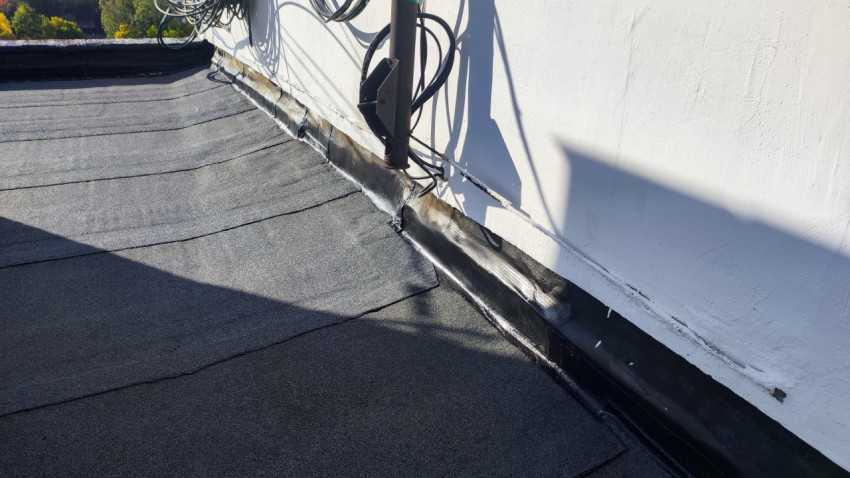 Примыкание кровли к стене и монтаж инженерных коммуникаций