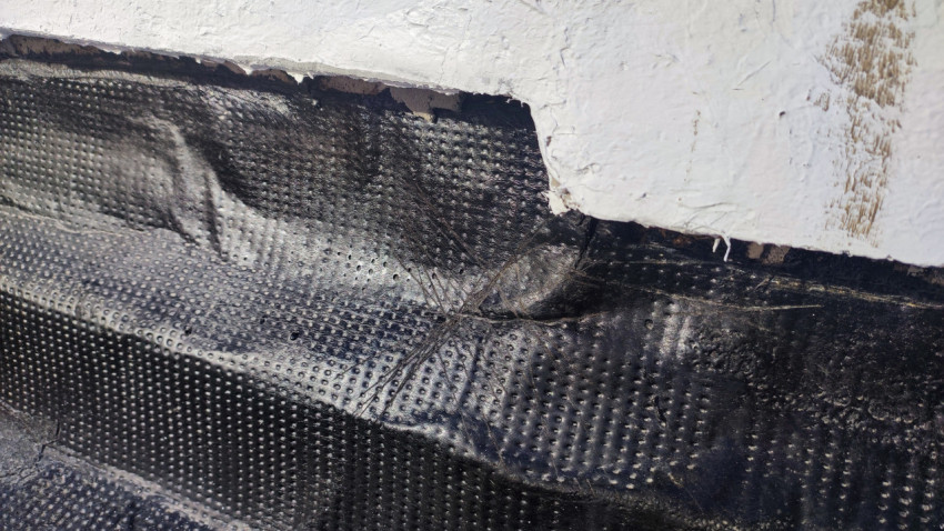 Повреждение примыкания старой кровли к стене здания