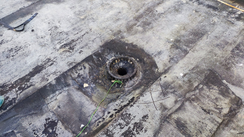 Водоотводное отверстие в кровельном покрытии