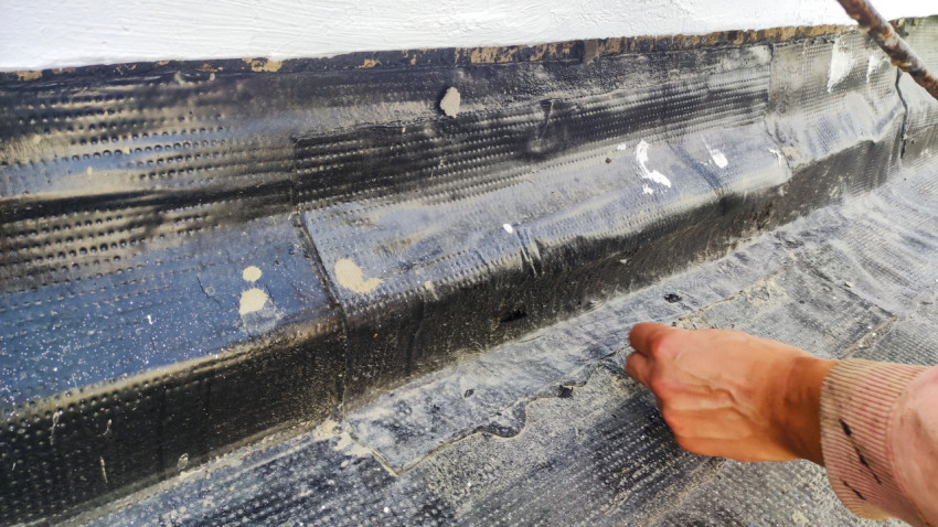 Осмотр дефектов гидроизоляции на участке примыкания кровли