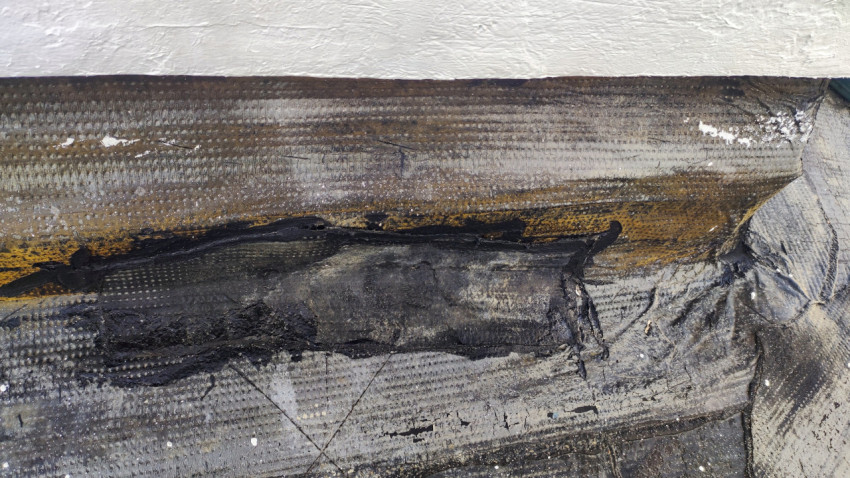 Повреждённый участок старого гидроизоляционного слоя на кровле