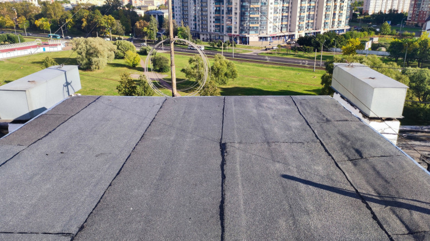 Панорама плоской кровли с видом на городскую застройку