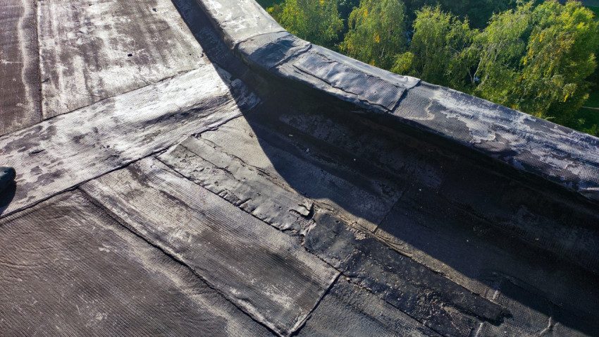 Участок примыкания кровли к парапету с дефектами покрытия