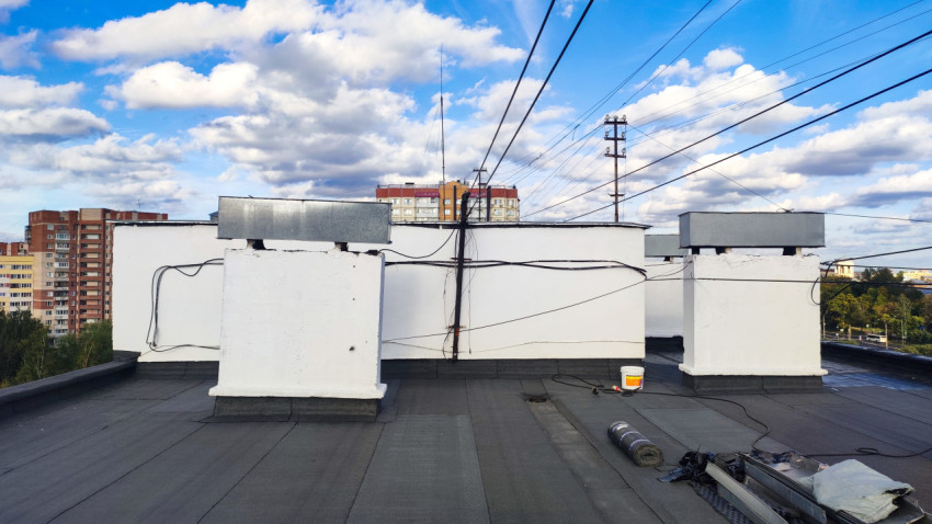 Кровельные шахты с инженерными коммуникациями на крыше дома