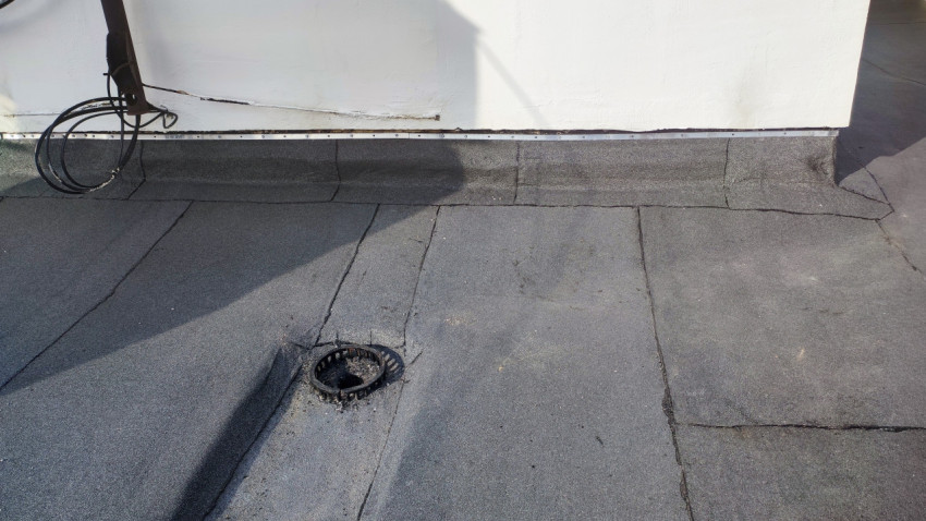 Водосточная воронка и примыкание кровли к стене здания