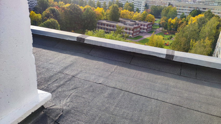 Вид на кровлю жилого дома и прилегающий двор с высоты