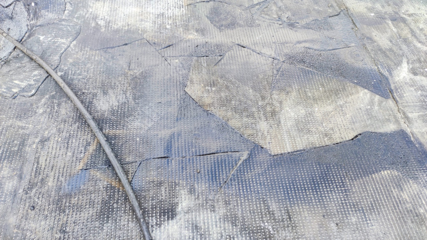 Трещины и вспучивания старого кровельного покрытия