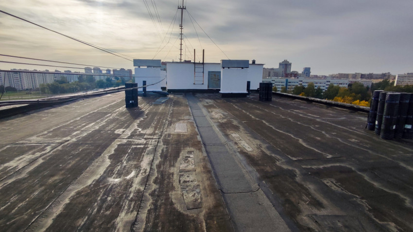 Плоская кровля многоэтажного здания перед ремонтом