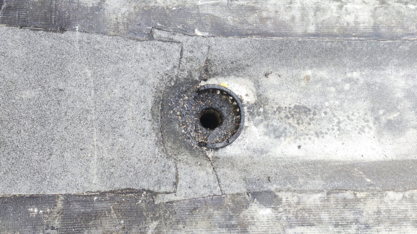 Водоотводная воронка на плоской кровле здания