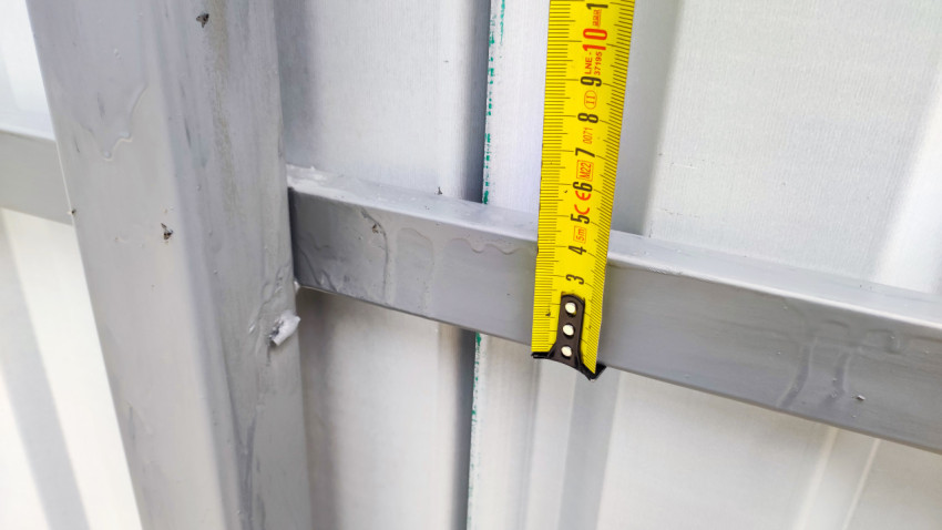 Измерение поперечного элемента каркаса забора