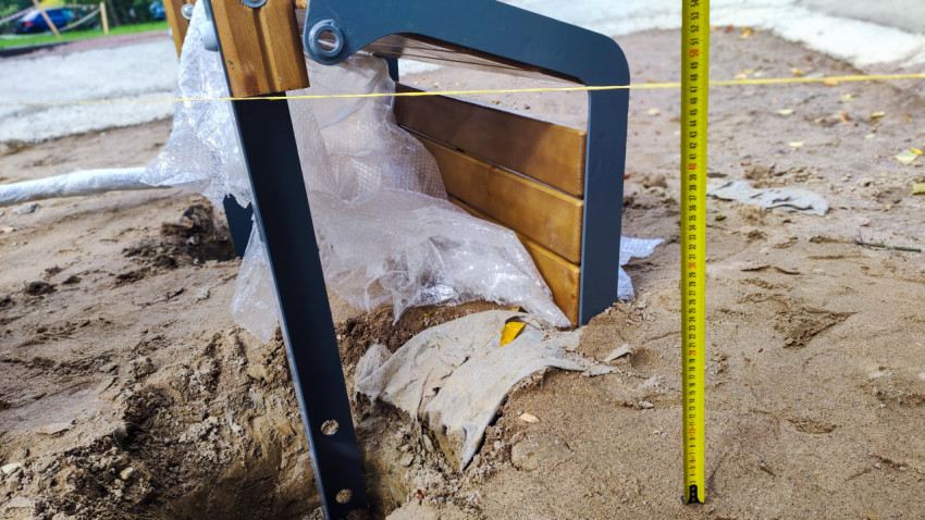 Проверка высоты установки металлической опоры лавочки