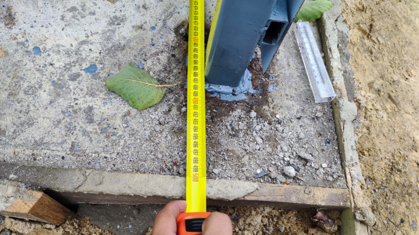 Измерение расстояния от стойки забора до края основания