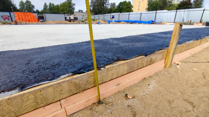 Гидроизоляция бетонного основания с измерением высоты фундамента