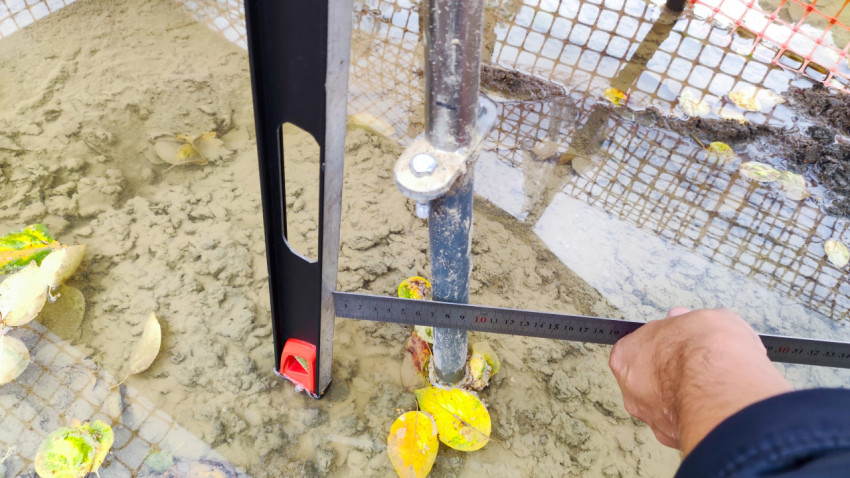 Измерение расстояния между опорами горки на строительной площадке