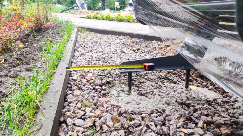 Контроль расстояния между скамейкой и бордюром на благоустраиваемой территории