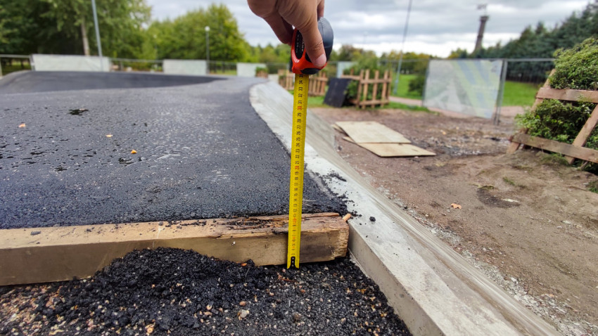 Проверка уровня асфальта у бетонного бордюра памп-трека