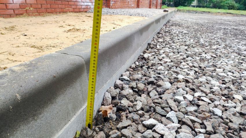 Измерение высоты бордюра на этапе укладки основания