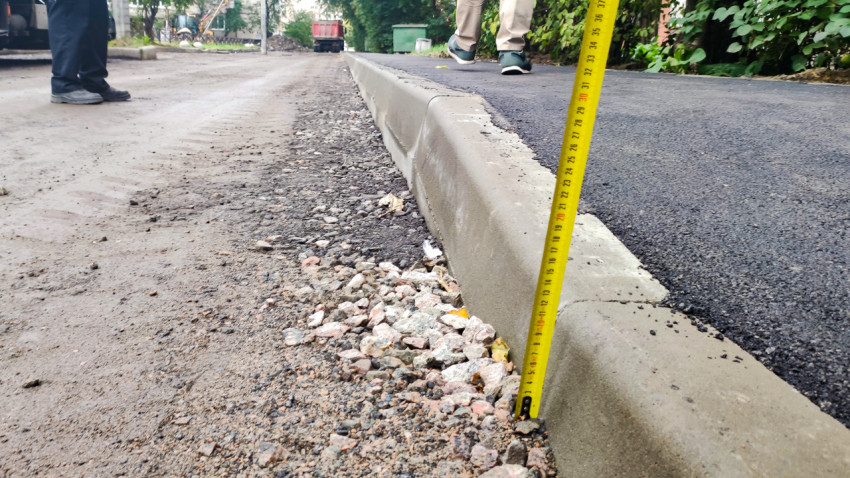 Измерение высоты бордюра на новой асфальтированной дороге