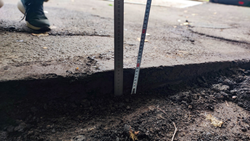 Замер толщины асфальтового покрытия металлической линейкой