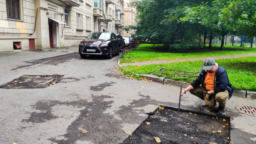 Измерение толщины асфальта при обследовании дворовой дороги