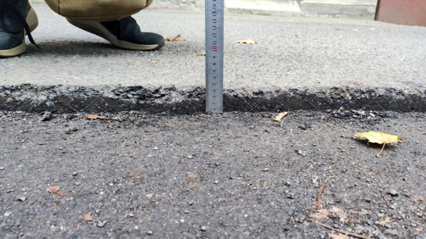 Контроль толщины слоя асфальта с использованием металлической линейки