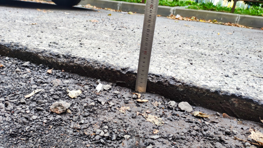 Измерение толщины асфальтового покрытия в жилом дворе