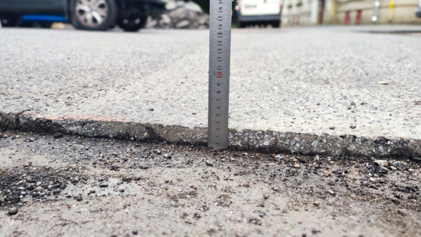 Измерение толщины слоя асфальта на городском дворе