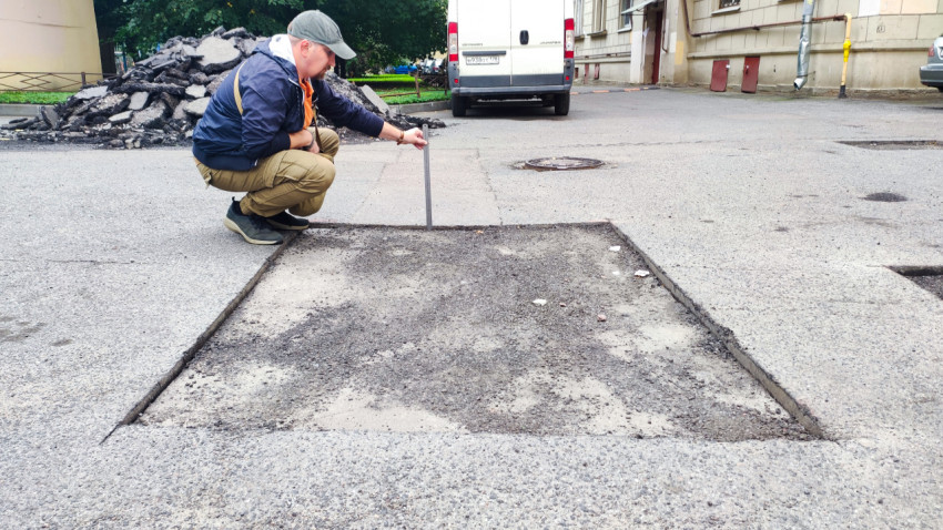 Проверка толщины асфальтового покрытия в вырезанном квадрате