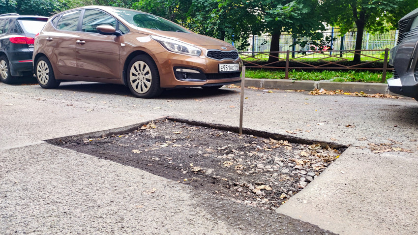 Проверка глубины вскрытого участка асфальта на внутридворовой дороге