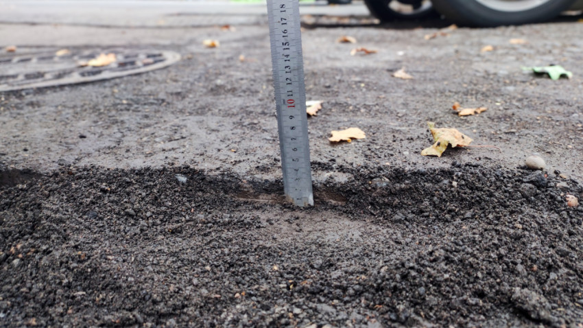 Измерение глубины просадки дорожного покрытия на парковке