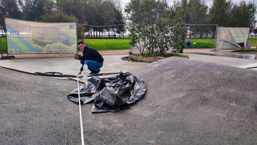 Проверка размеров трассы памп-трека с помощью измерительных инструментов